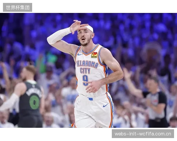 卡鲁索以顶级外线压迫重塑步行者后场韧性,其防守影响力远超数据体现。 卡鲁索以顶级外线压迫重塑步行者后场韧性,其防守影响力远超数据体现。